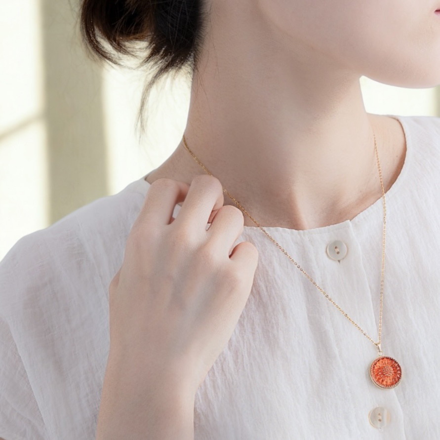 チェコガラスボタンネックレス／秋の夕暮れオレンジ｜大人の差し色ジュエリー