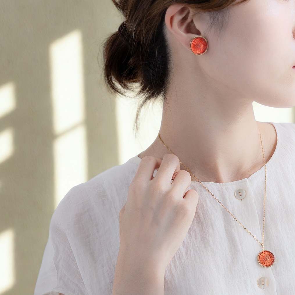 チェコガラスボタンネックレス／秋の夕暮れオレンジ｜大人の差し色ジュエリー