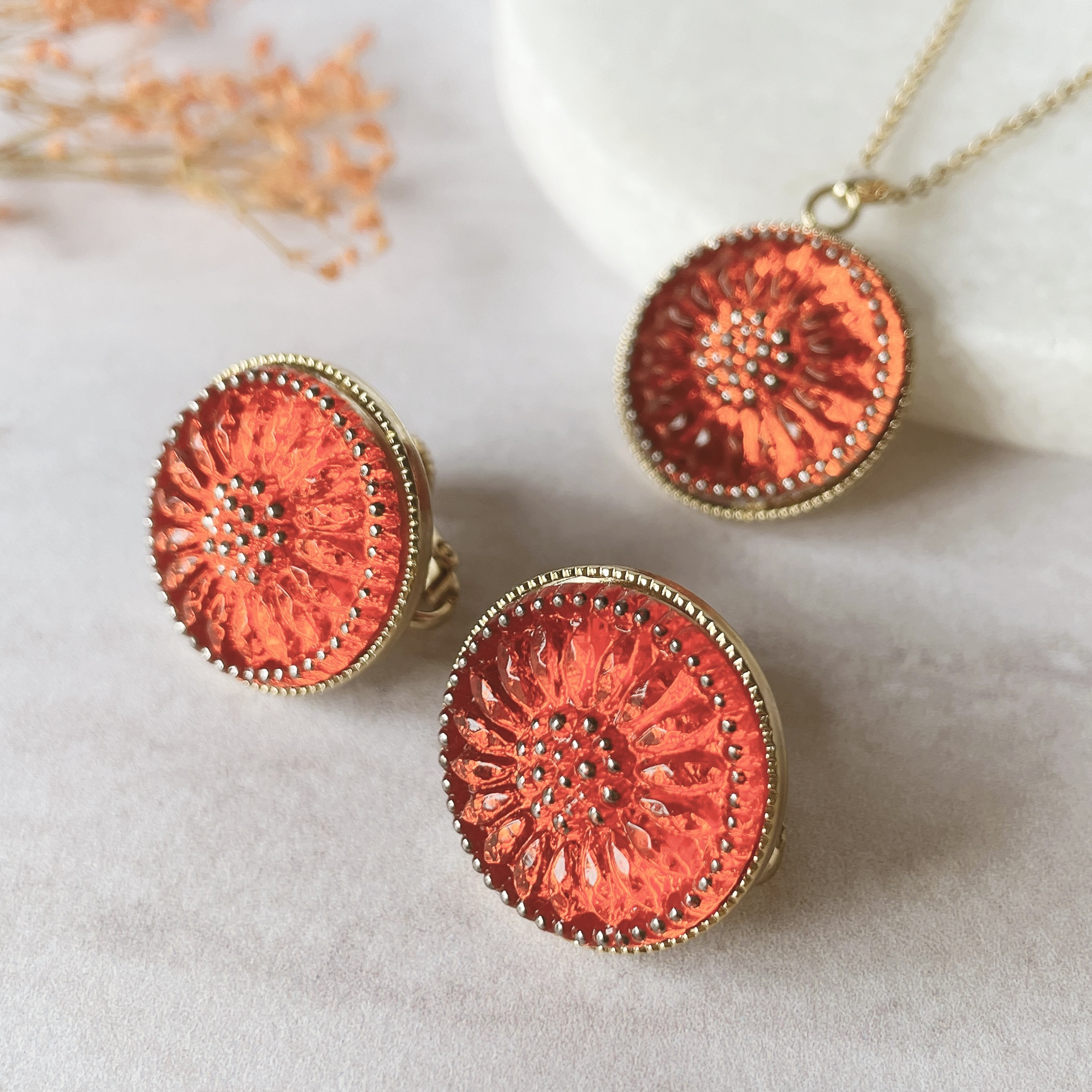 チェコガラスボタンのジュエリーセット　ピアス・イヤリング＆ネックレス／秋冬の耳元と胸元を飾るオレンジカラー