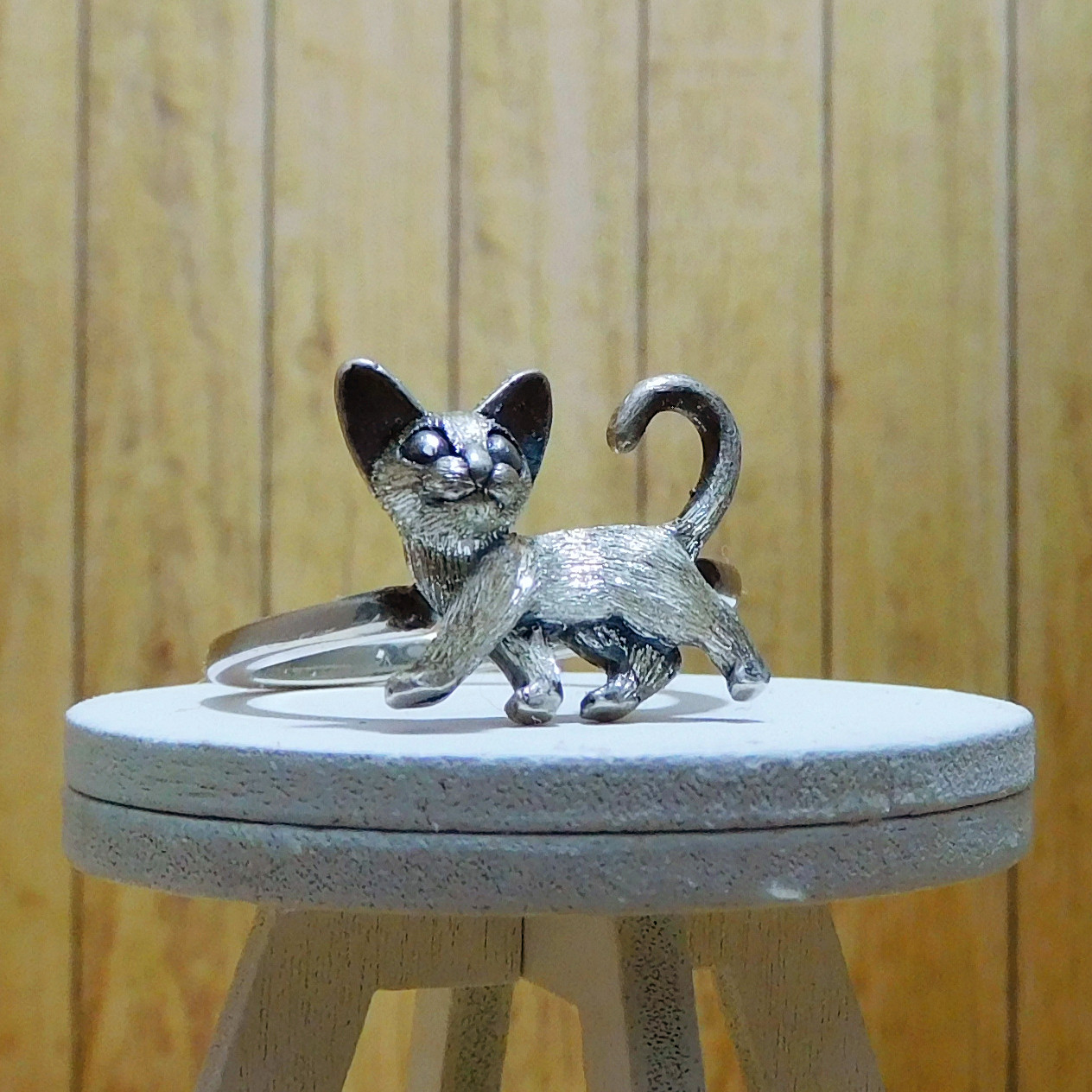 歩きながら振り向いている猫リング