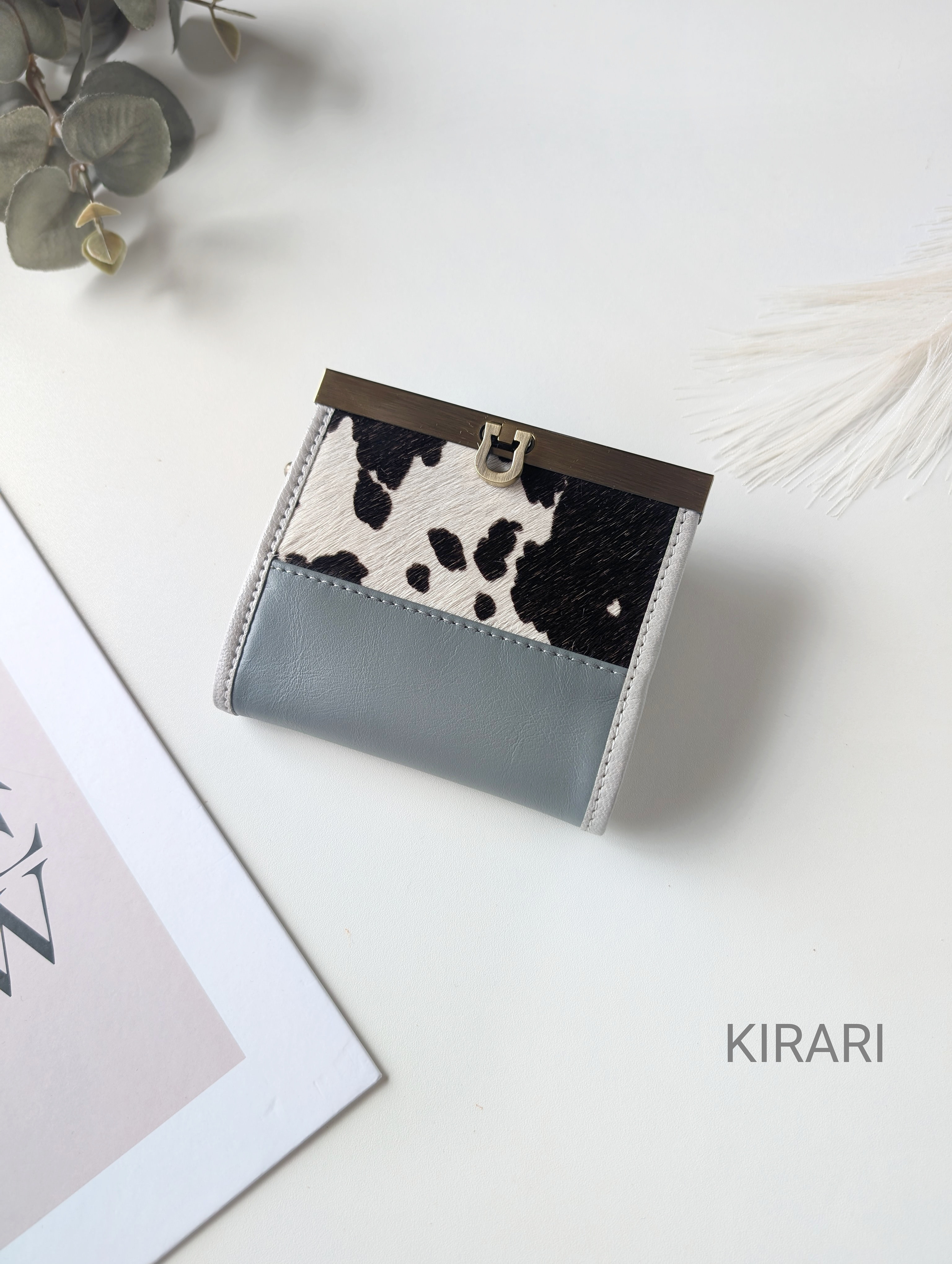 【大人の絶妙バランス ブルーグレー】お札が折らずに入るミニ財布｜ホルスタイン柄ハラコ×ブルーグレー本革 コンパクト財布