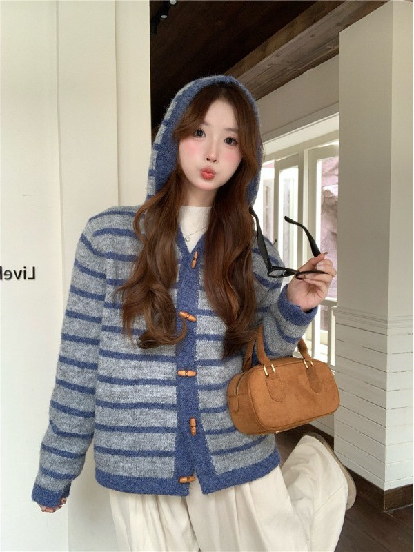 大きいサイズの少し太めの縞のニットのカーディガンの女性の秋の新型牛角のバックルのフード付きセーター太ったMMは肉を隠して