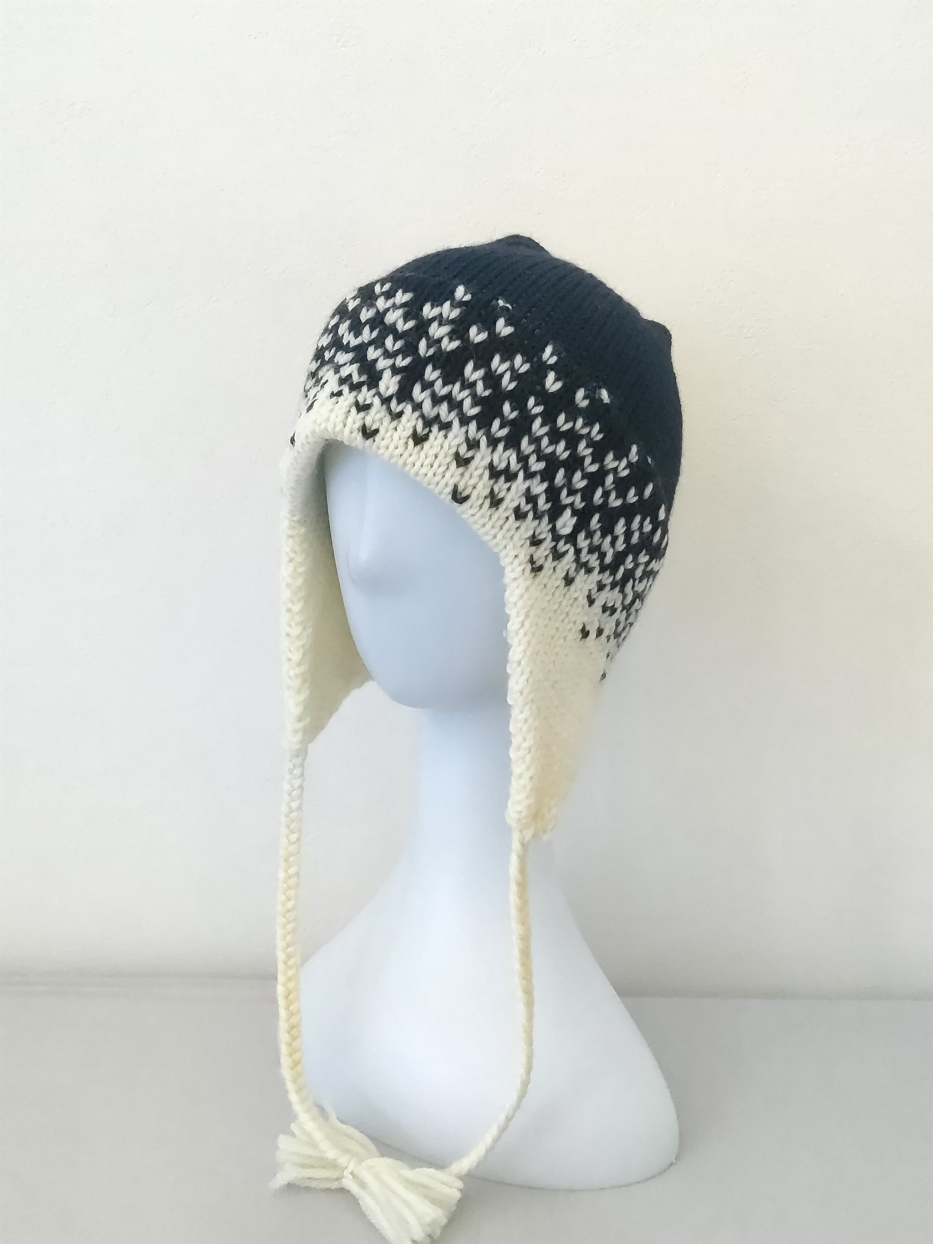 しっかり防寒♪編み込みグラデーション模様の耳あて帽子☆毛糸の帽子☆ウール★ニット帽【ミッドナイトブラック ✕ ホワイト】