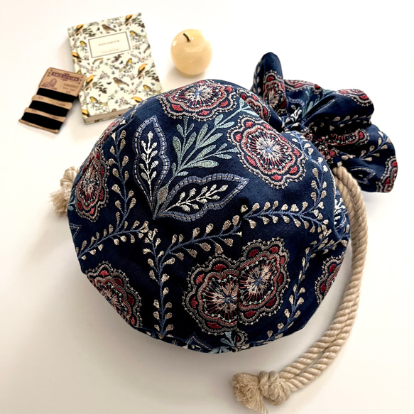 Marcella花刺繍のマニフィーク巾着バッグ iLiv社高級イギリス生地 高品質エンブロイダリー 太番手フレンチリネン 6枚目の画像