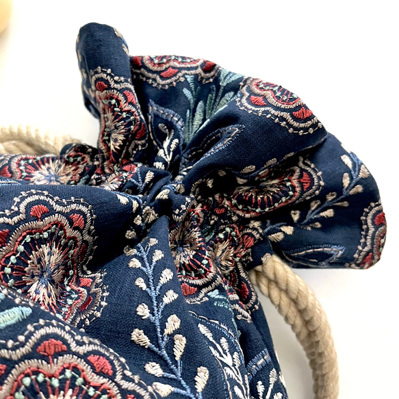 Marcella花刺繍のマニフィーク巾着バッグ iLiv社高級イギリス生地 高品質エンブロイダリー 太番手フレンチリネン 9枚目の画像