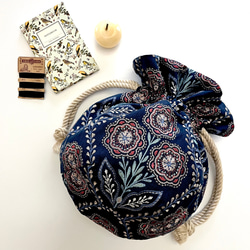 Marcella花刺繍のマニフィーク巾着バッグ iLiv社高級イギリス生地 高品質エンブロイダリー 太番手フレンチリネン 1枚目の画像