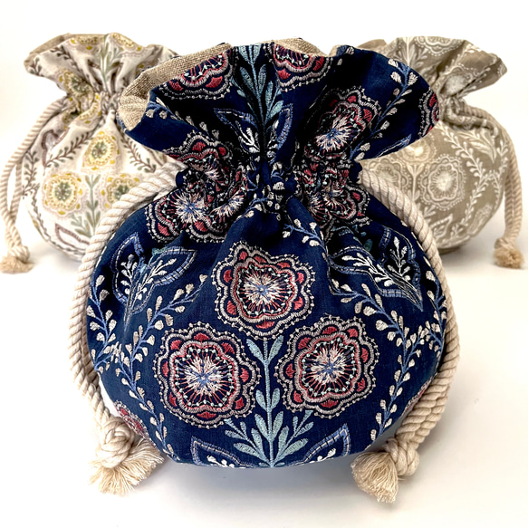 Marcella花刺繍のマニフィーク巾着バッグ iLiv社高級イギリス生地 高品質エンブロイダリー 太番手フレンチリネン 4枚目の画像