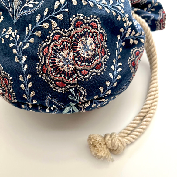 Marcella花刺繍のマニフィーク巾着バッグ iLiv社高級イギリス生地 高品質エンブロイダリー 太番手フレンチリネン 18枚目の画像