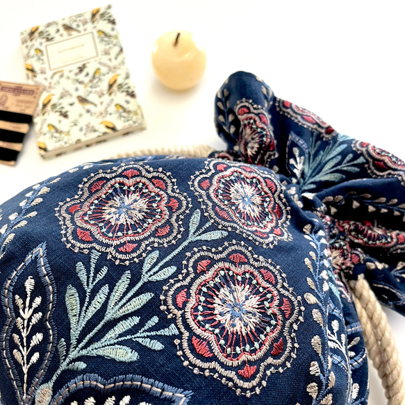Marcella花刺繍のマニフィーク巾着バッグ iLiv社高級イギリス生地 高品質エンブロイダリー 太番手フレンチリネン 7枚目の画像