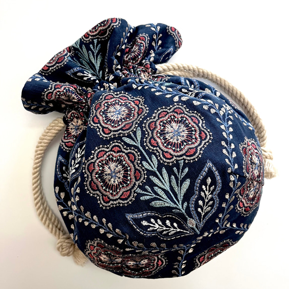 Marcella花刺繍のマニフィーク巾着バッグ iLiv社高級イギリス生地 高品質エンブロイダリー 太番手フレンチリネン 13枚目の画像