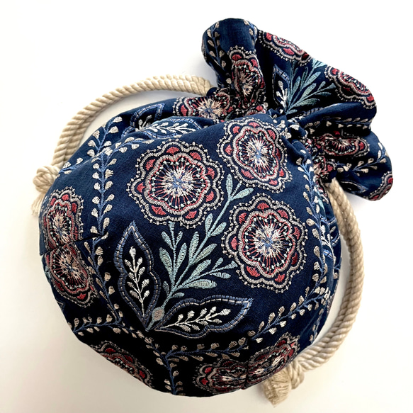 Marcella花刺繍のマニフィーク巾着バッグ iLiv社高級イギリス生地 高品質エンブロイダリー 太番手フレンチリネン 12枚目の画像