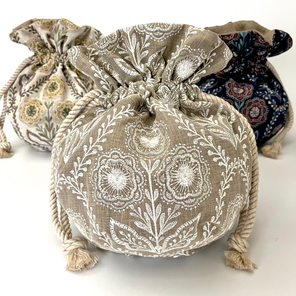 Marcella花刺繍のマニフィーク巾着バッグ iLiv社高級イギリス生地 高品質エンブロイダリー 太番手フレンチリネン 4枚目の画像