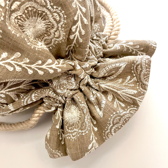 Marcella花刺繍のマニフィーク巾着バッグ iLiv社高級イギリス生地 高品質エンブロイダリー 太番手フレンチリネン 9枚目の画像