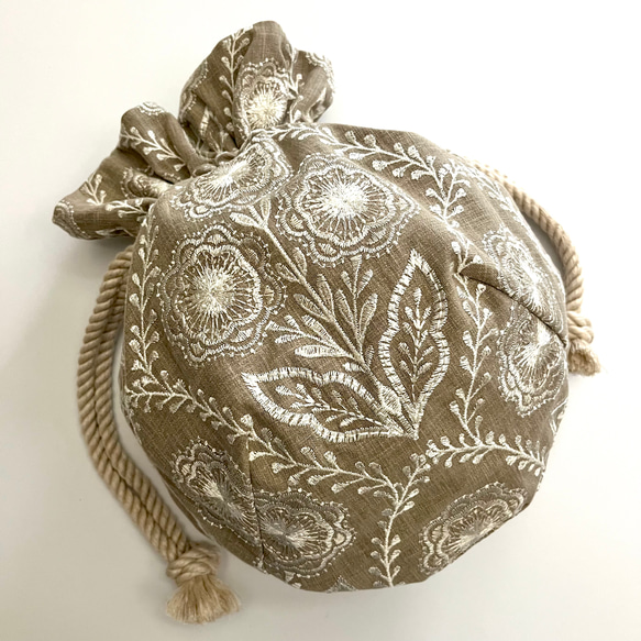 Marcella花刺繍のマニフィーク巾着バッグ iLiv社高級イギリス生地 高品質エンブロイダリー 太番手フレンチリネン 13枚目の画像