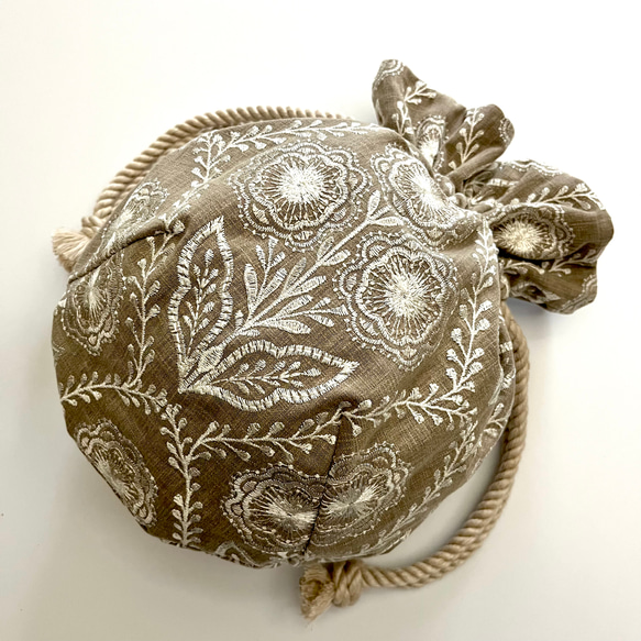 Marcella花刺繍のマニフィーク巾着バッグ iLiv社高級イギリス生地 高品質エンブロイダリー 太番手フレンチリネン 12枚目の画像