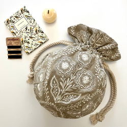 Marcella花刺繍のマニフィーク巾着バッグ iLiv社高級イギリス生地 高品質エンブロイダリー 太番手フレンチリネン 1枚目の画像