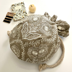 Marcella花刺繍のマニフィーク巾着バッグ iLiv社高級イギリス生地 高品質エンブロイダリー 太番手フレンチリネン 6枚目の画像