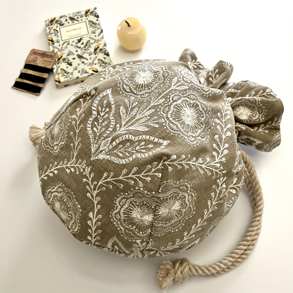 Marcella花刺繍のマニフィーク巾着バッグ iLiv社高級イギリス生地 高品質エンブロイダリー 太番手フレンチリネン 6枚目の画像