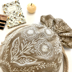 Marcella花刺繍のマニフィーク巾着バッグ iLiv社高級イギリス生地 高品質エンブロイダリー 太番手フレンチリネン 7枚目の画像