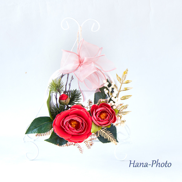 新作＞赤い乙女椿とゴールドの葉の冬リース　　リース台：15㎝　　  (521) 2枚目の画像