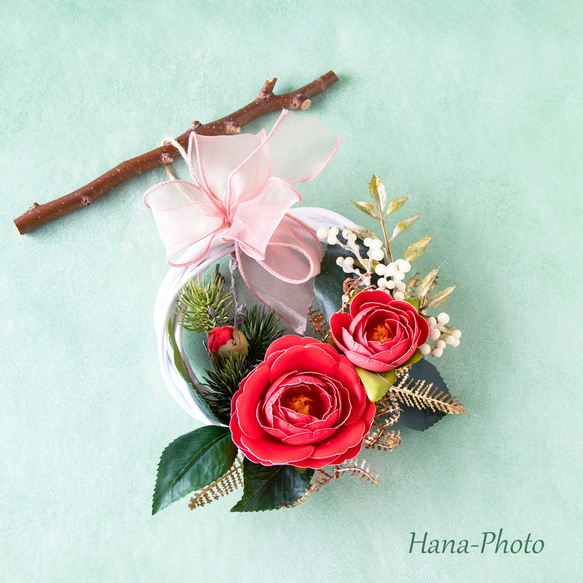 新作＞赤い乙女椿とゴールドの葉の冬リース　　リース台：15㎝　　  (521) 4枚目の画像