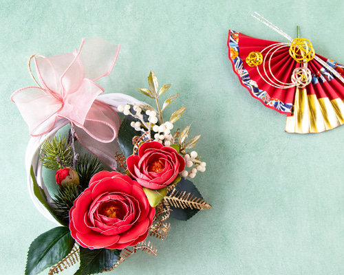 新作＞赤い乙女椿とゴールドの葉の冬リース リース台：15㎝ (521