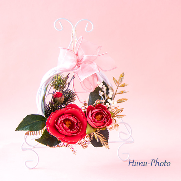 新作＞赤い乙女椿とゴールドの葉の冬リース　　リース台：15㎝　　  (521) 10枚目の画像