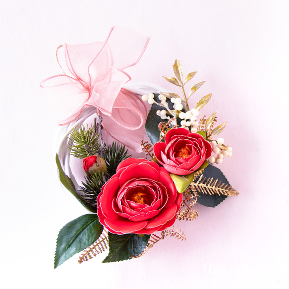 新作＞赤い乙女椿とゴールドの葉の冬リース　　リース台：15㎝　　  (521) 14枚目の画像