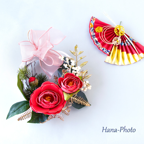 新作＞赤い乙女椿とゴールドの葉の冬リース　　リース台：15㎝　　  (521) 3枚目の画像