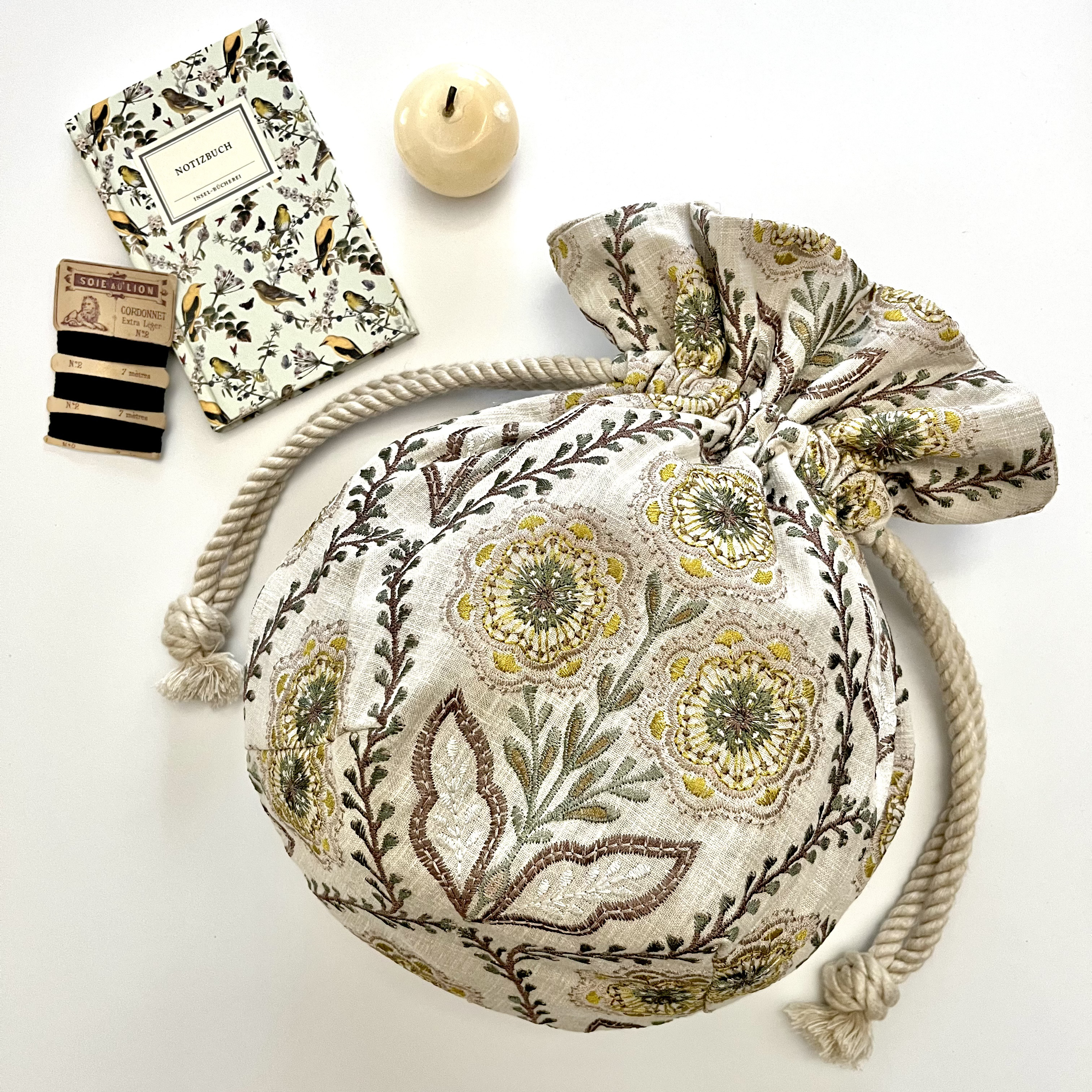 Marcella花刺繍のマニフィーク巾着バッグ iLiv社高級イギリス生地 高品質エンブロイダリー 太番手フレンチリネン