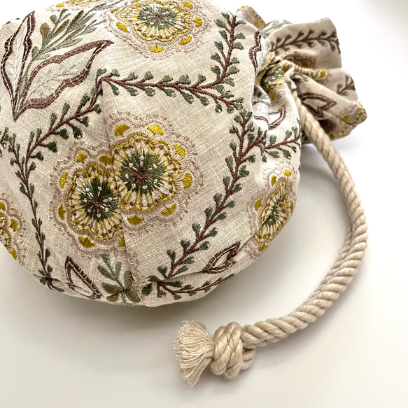 Marcella花刺繍のマニフィーク巾着バッグ iLiv社高級イギリス生地 高品質エンブロイダリー 太番手フレンチリネン 19枚目の画像