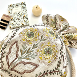 Marcella花刺繍のマニフィーク巾着バッグ iLiv社高級イギリス生地 高品質エンブロイダリー 太番手フレンチリネン 7枚目の画像