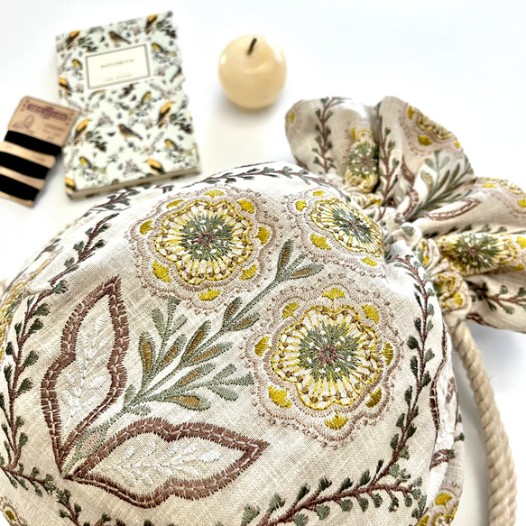Marcella花刺繍のマニフィーク巾着バッグ iLiv社高級イギリス生地 高品質エンブロイダリー 太番手フレンチリネン 7枚目の画像