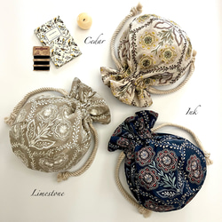 Marcella花刺繍のマニフィーク巾着バッグ iLiv社高級イギリス生地 高品質エンブロイダリー 太番手フレンチリネン 2枚目の画像