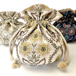 Marcella花刺繍のマニフィーク巾着バッグ iLiv社高級イギリス生地 高品質エンブロイダリー 太番手フレンチリネン 4枚目の画像