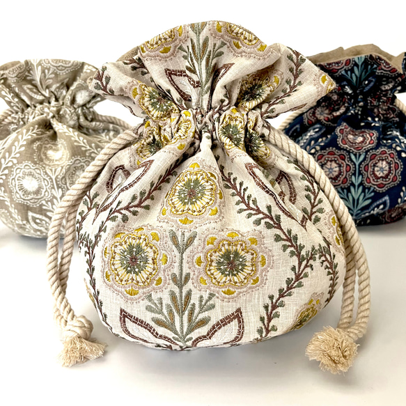 Marcella花刺繍のマニフィーク巾着バッグ iLiv社高級イギリス生地 高品質エンブロイダリー 太番手フレンチリネン 4枚目の画像