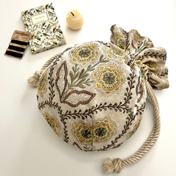 Marcella花刺繍のマニフィーク巾着バッグ iLiv社高級イギリス生地 高品質エンブロイダリー 太番手フレンチリネン 6枚目の画像