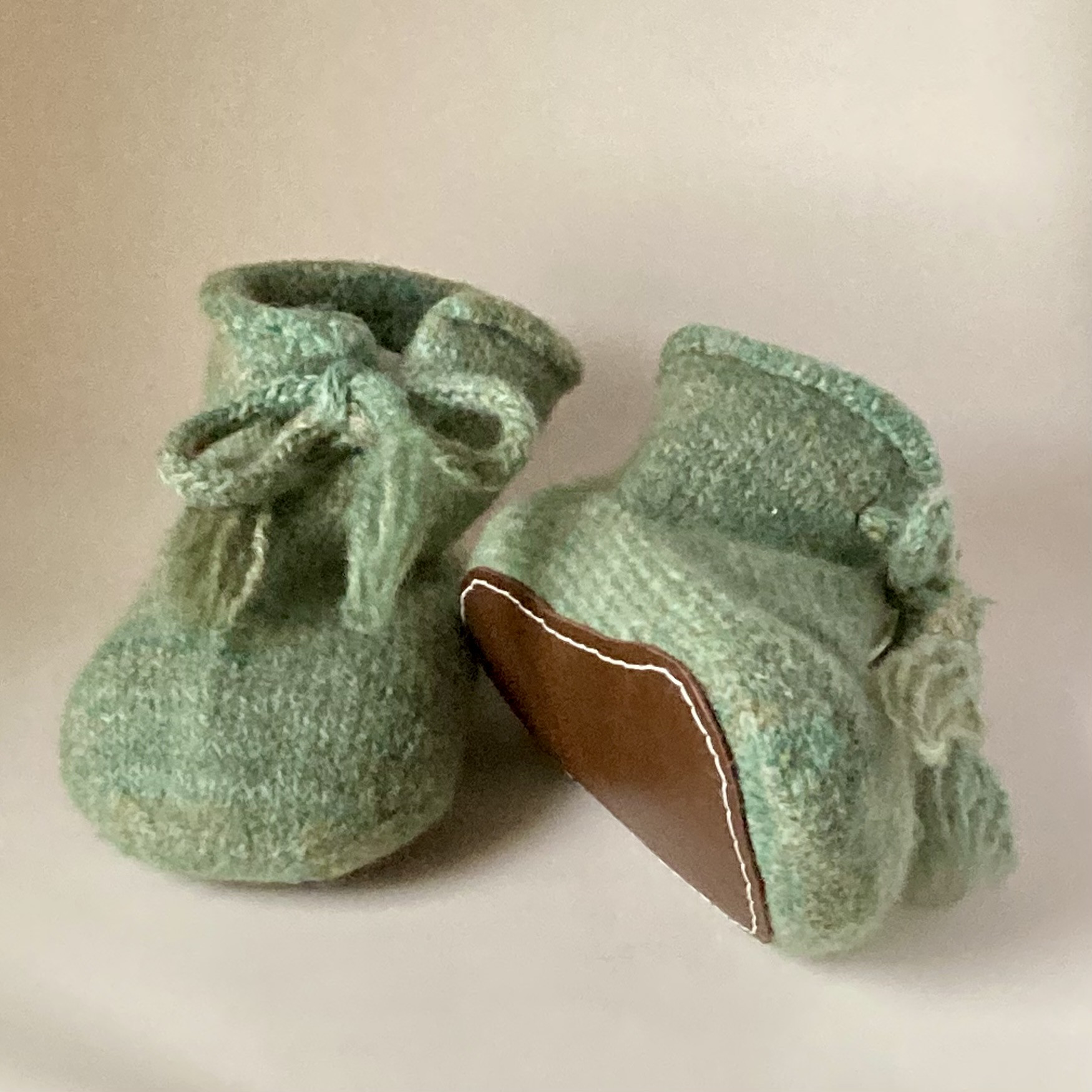 【一点もの ギフト】 ルームシューズ モスグリーン系 手編み フェルト こっくりグリーン