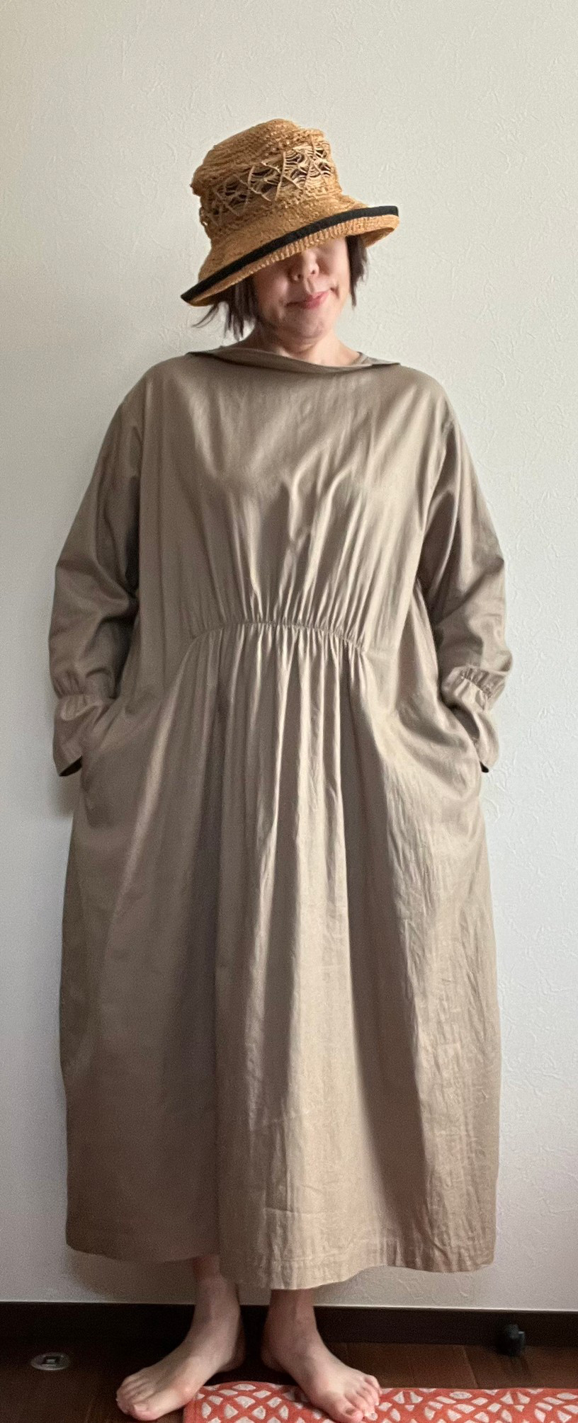 ピラピラフラップ付きクルーネックのワンピース