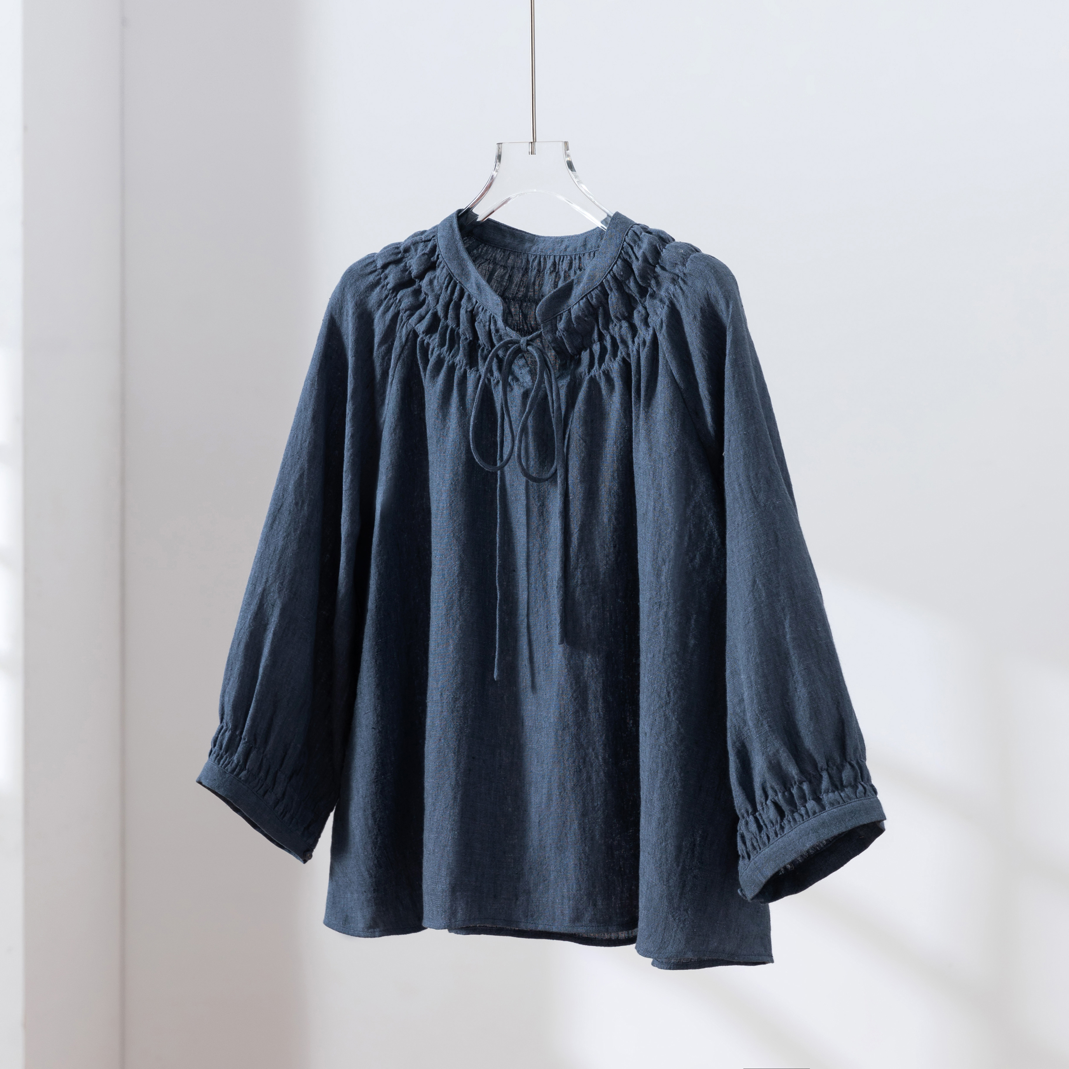 ハンドメイド感たっぷりのチュックドブラウス　 リネン100％　リネンブラウス ピンク　紺色　250810-3