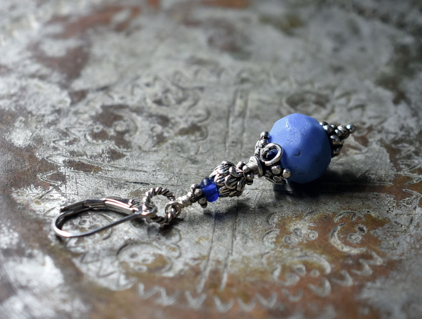 多面体ロシアンブルーと蓮華シルバー、ブルービーズの片耳ピアス