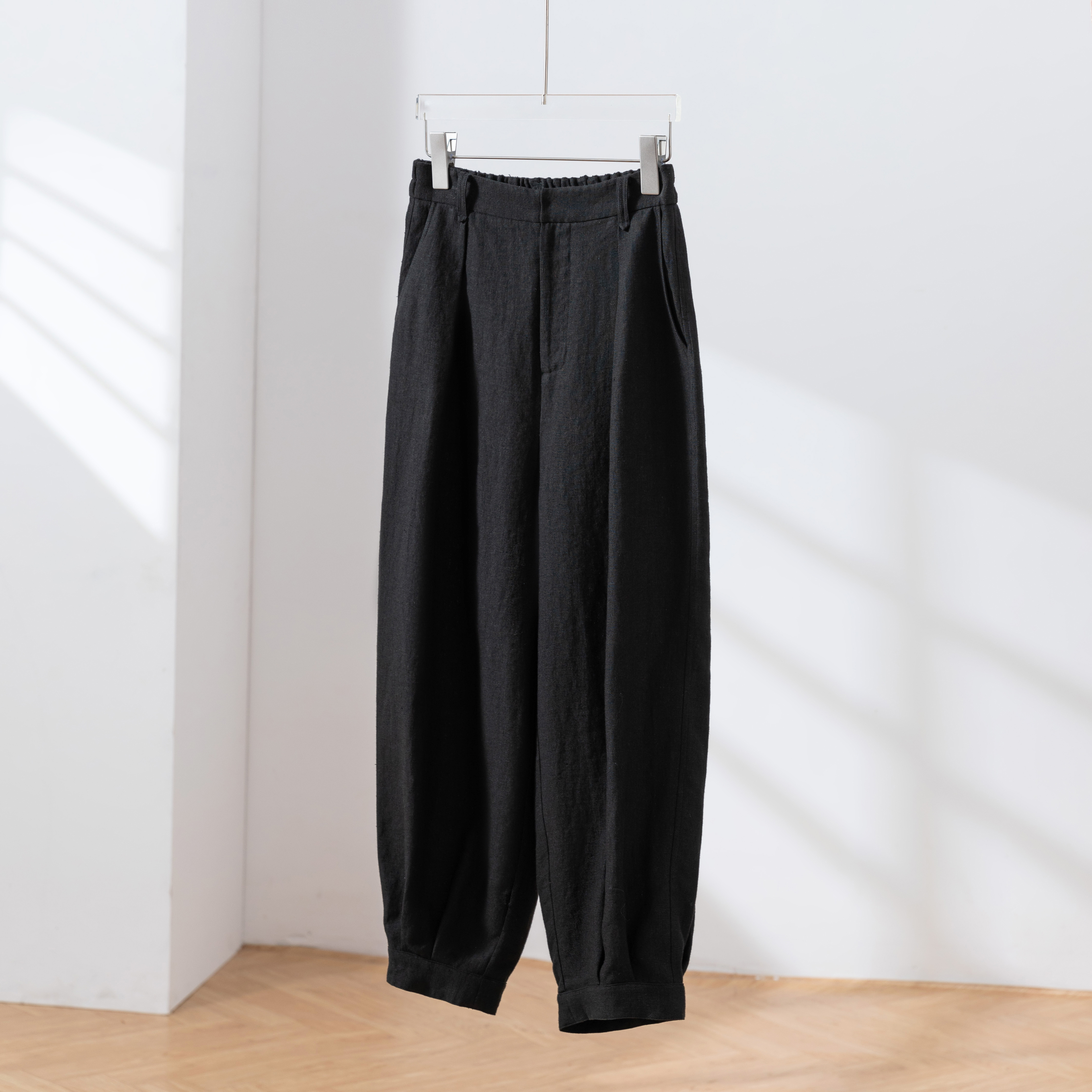 きれいに穿けるフロントタックパンツ　リネン100％　裾絞りハイウェストパンツ　ブラック　200805-5