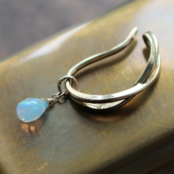 ✨10月誕生石✨ プレシャスオパール＜ドロップ・ブリオレット＞のイヤーカフ（真鍮） 1枚目の画像