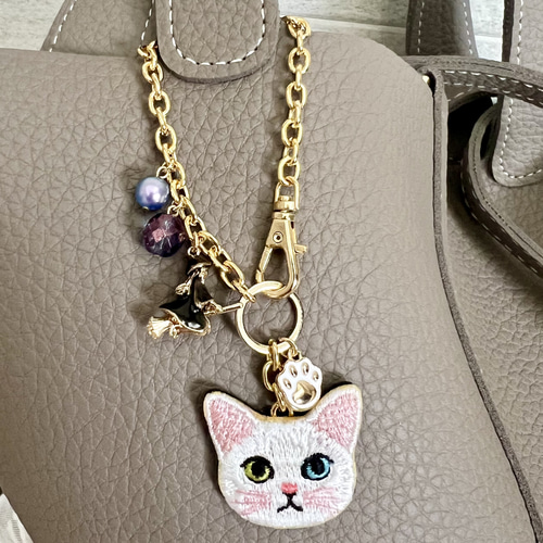 毛並みまで感じる猫さんと魔女のバッグチャーム その他アクセサリー