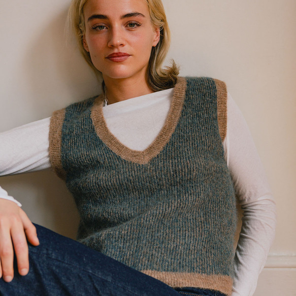 V領羊駝背心 - 條紋 第1張的照片