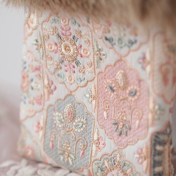 インド刺繍生地・ スマホショルダー・2way(ファー取り外し可能・ショルダー紐選択可)　オフホワイト 7枚目の画像