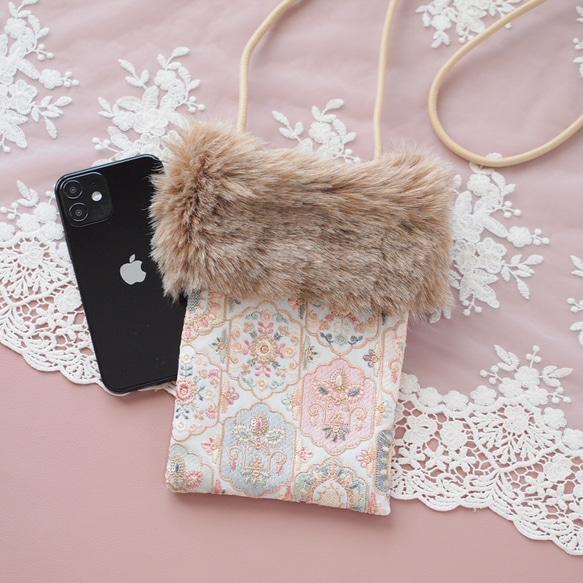 インド刺繍生地・ スマホショルダー・2way(ファー取り外し可能・ショルダー紐選択可)　オフホワイト 2枚目の画像