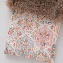 インド刺繍生地・ スマホショルダー・2way(ファー取り外し可能・ショルダー紐選択可)　オフホワイト 5枚目の画像