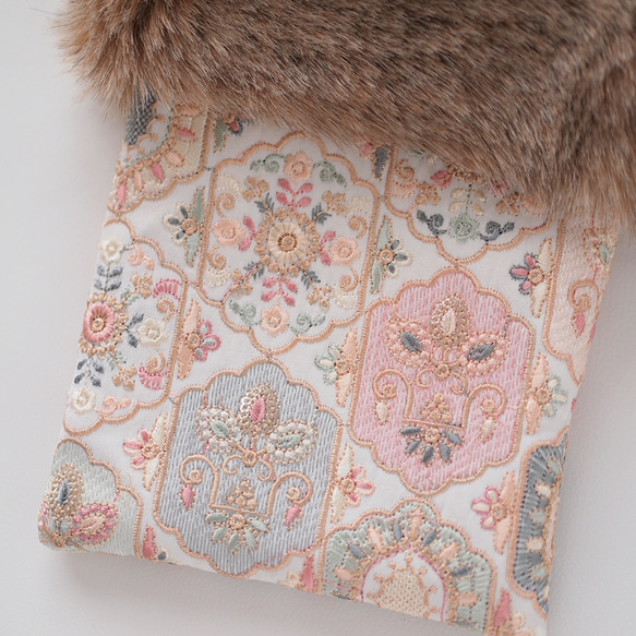 インド刺繍生地・ スマホショルダー・2way(ファー取り外し可能・ショルダー紐選択可)　オフホワイト 5枚目の画像