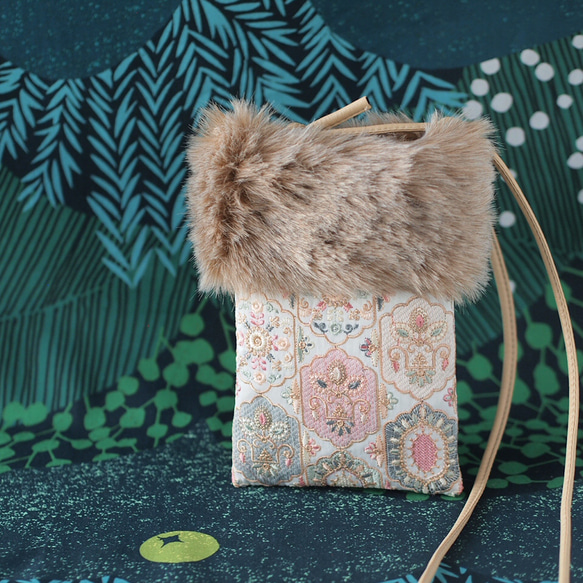 インド刺繍生地・ スマホショルダー・2way(ファー取り外し可能・ショルダー紐選択可)　オフホワイト 1枚目の画像